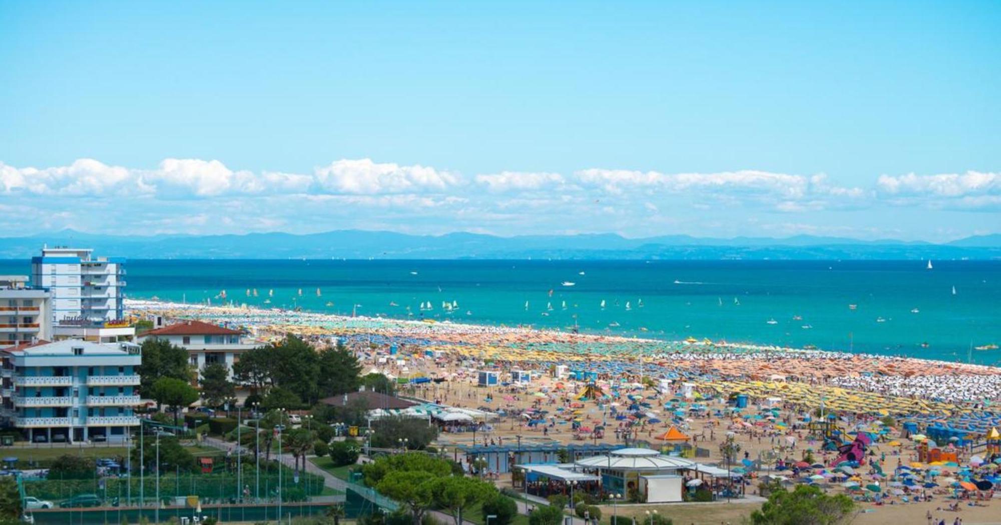 Nice Apartment With Terrace Next To The Sea 비비오네 외부 사진